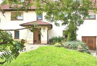 Vorderansicht mit Hauseingang und Garage
