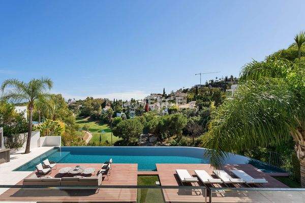 Sea View House with a Spa in Benahavis Malaga