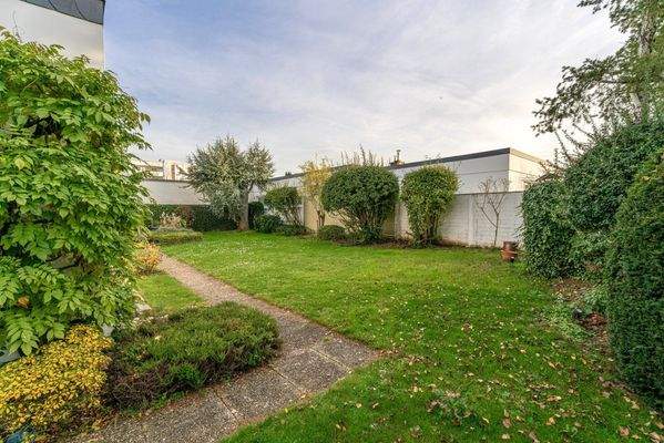 Sonnendurchfluteter Garten mit gepflegter Rasenfläche 