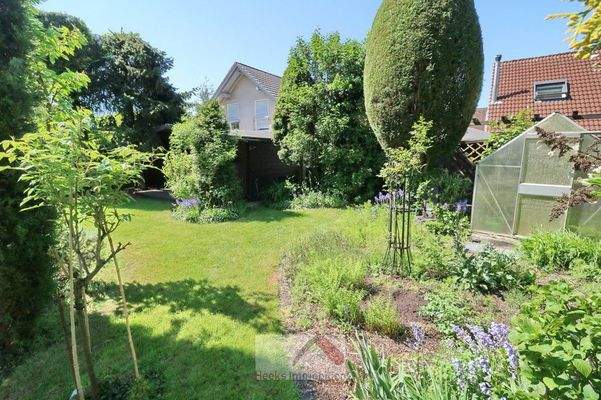 Garten mit Gewächshaus