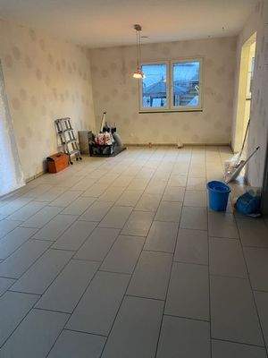 Wohnzimmer mit Kücheneingang