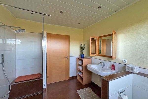 Badezimmer mit bodengleicher Dusche Erdgeschoss