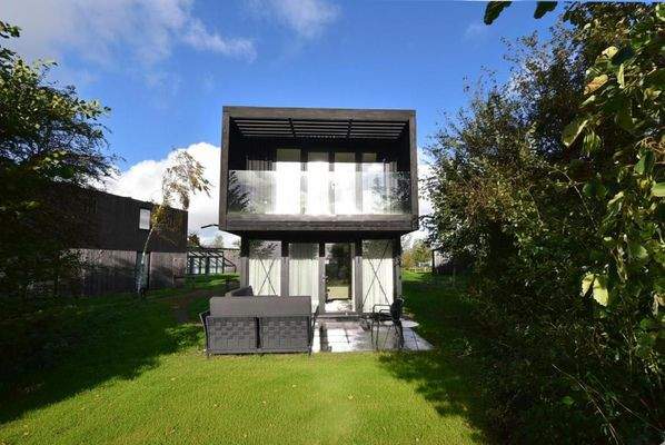 ferienhaus-kaufen-lakeside-resort-brielle-zwartewaal-rueckseite-terrasse-balkon-2026