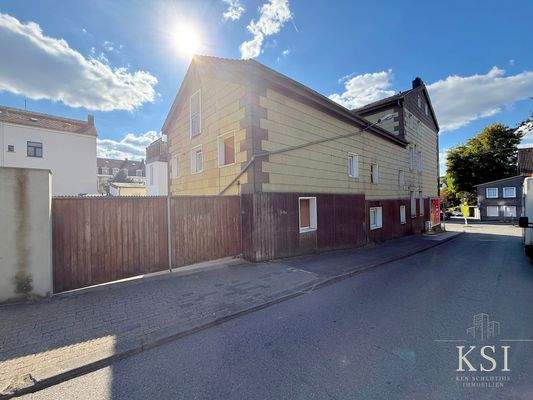 Rückansicht mit Einfahrt zum Doppelcarport