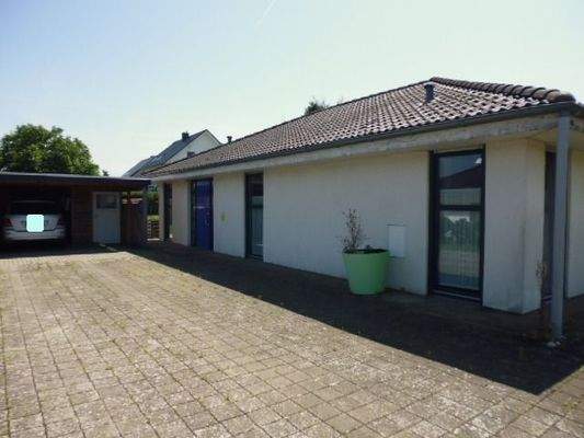 Eingangsbereich mit Carport und Gerätehaus