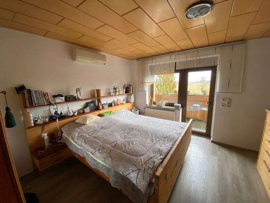 geräumiges Schlafzimmer im Erdgeschoss (2).jpeg