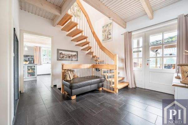 Große Diele mit offener Holztreppe