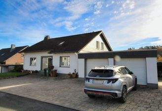 Ansicht mit Doppelgarage