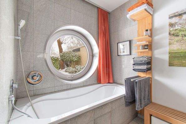 Bad en Suite mit einmaligem "Bullauge"