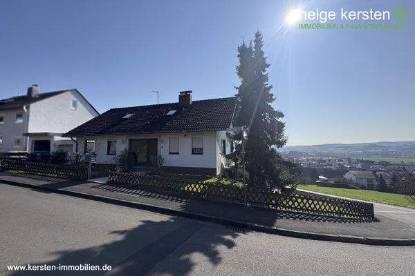 Dreifamilienhaus_Vorderansicht_Umgebung