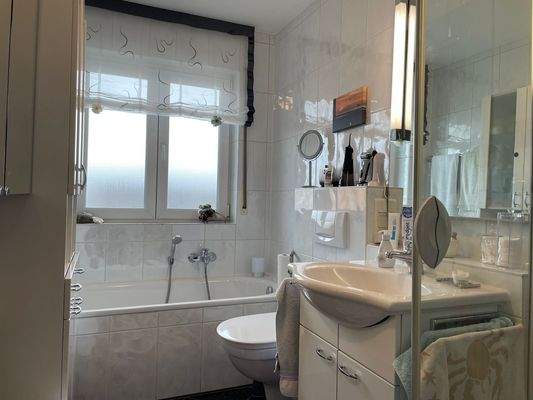 Tageslichtbad mit Dusche und Wanne!