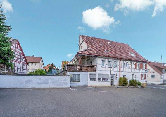 Seitenansicht mit Hoffläche