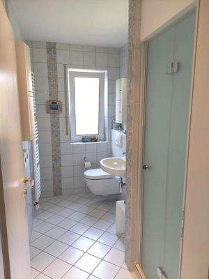 2. Tageslichtbadezimmer mit Dusche