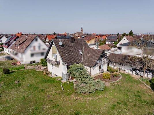 Hausansicht mit Garten