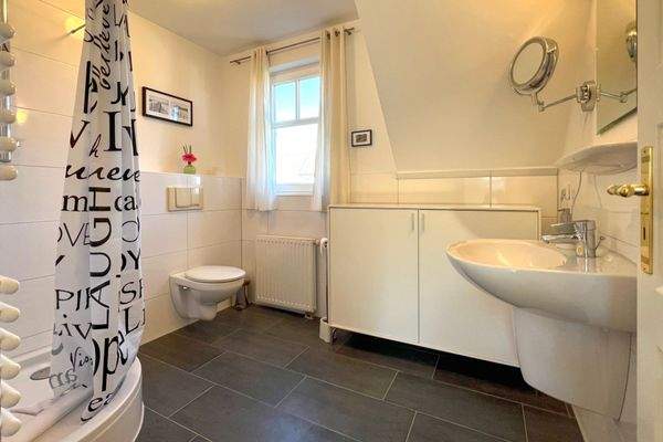 Badezimmer mit Dusche OG