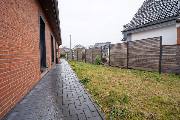 Seitenbereich mit Rasenfläche