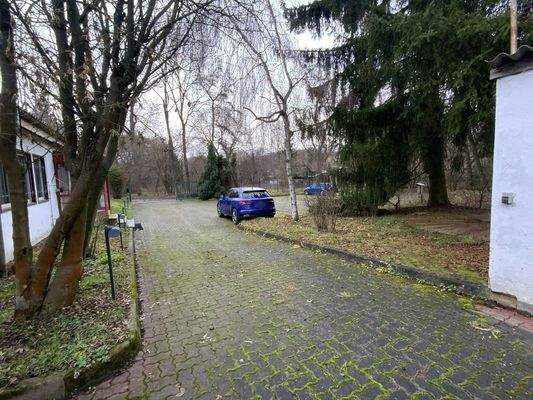 Blick vom Lager Richtung Stellplätze (LKW Anfahrt möglich)
