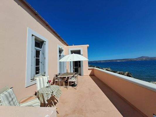 Kreta, Kalyves: Elegante neoklassizistische Villa am Meer zu verkaufen