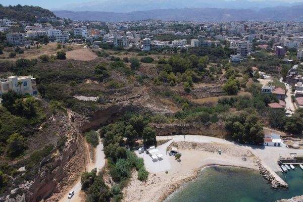 Kreta, Chania: Außergewöhnliches Grundstück mit Blick auf die Stadt und das Meer im Stadtteil Halepa zu verkaufen