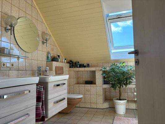 Bad im Dachgeschoss