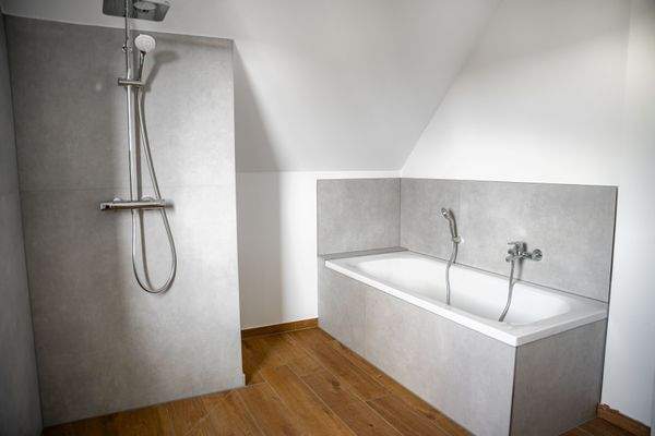 Masterbad mit Wanne und Dusche