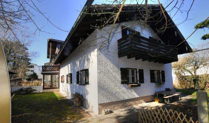 Ansicht des Hauses von Süd-Ost, ringsum viel Garten und Grün