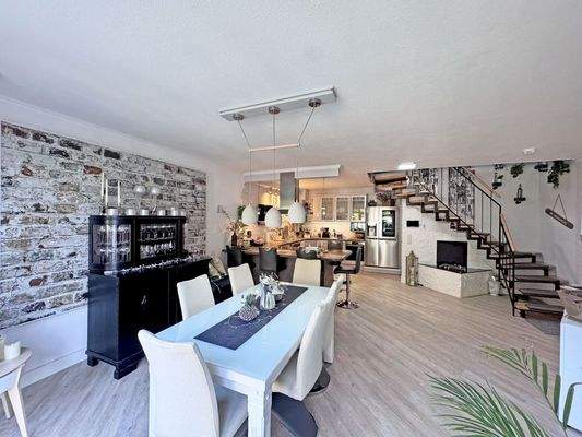 Essbereich mit offener Küche und Zugang zum Obergeschoss