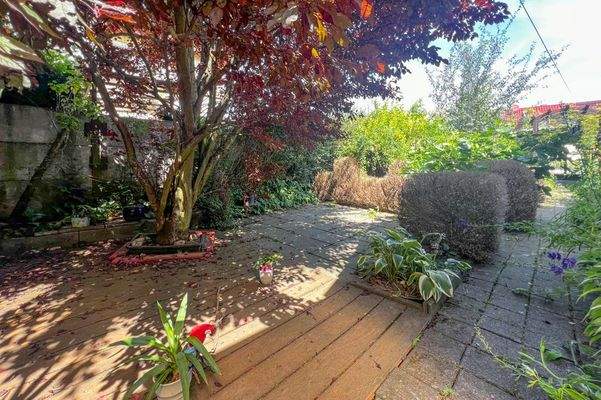 Terrasse neben dem Haus