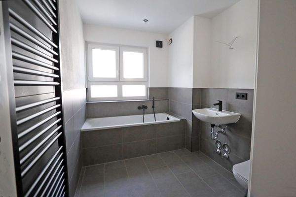 Badezimmer mit Fenster, Badewanne, Handtuch-HK