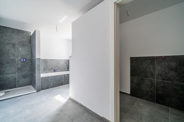 Badezimmer OG mit Hauswirtschaftsraum