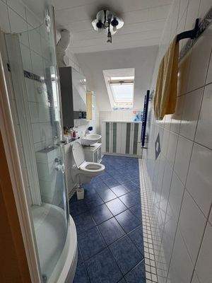 Helles Badezimmer mit Dachfenster