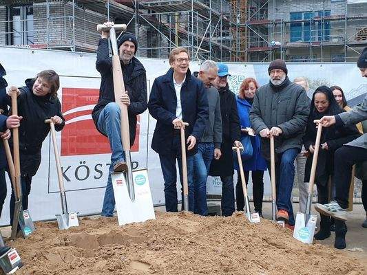 Symbolischer Spatenstich zum Baubeginn.jpeg