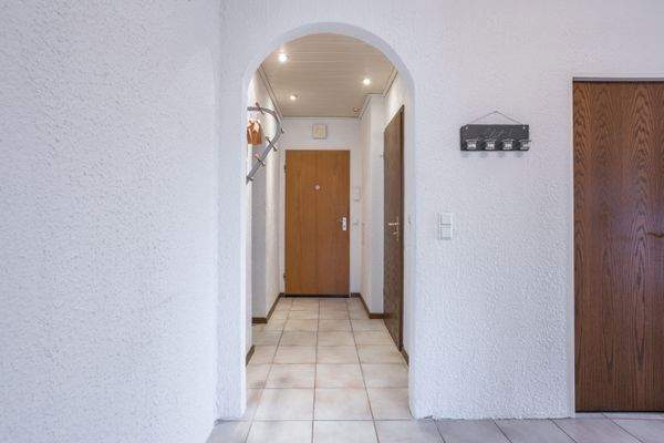 Eingangsbereich mit Garderobe und Abstellkammer