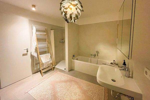 Badezimmer mit Dusche und Wanne