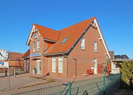 seitliche Vorderansicht mit Eingang zur Dachgeschosswohnung