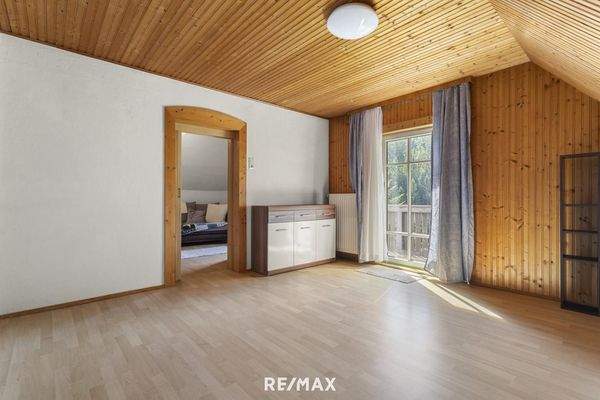 Zimmer OG mit Zugang Balkon