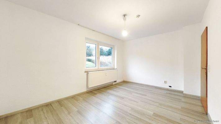 Das geräumige Schlafzimmer