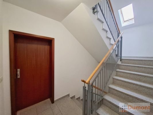 Treppenhaus mit Wohnungseingang