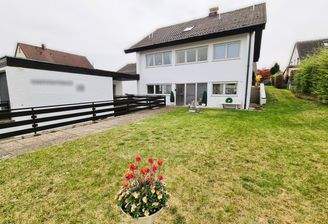 Nordansicht mit Vorgarten