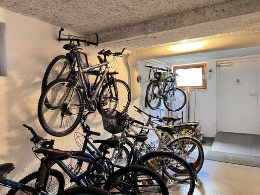 Fahrrad- und Trockenraum vorhanden