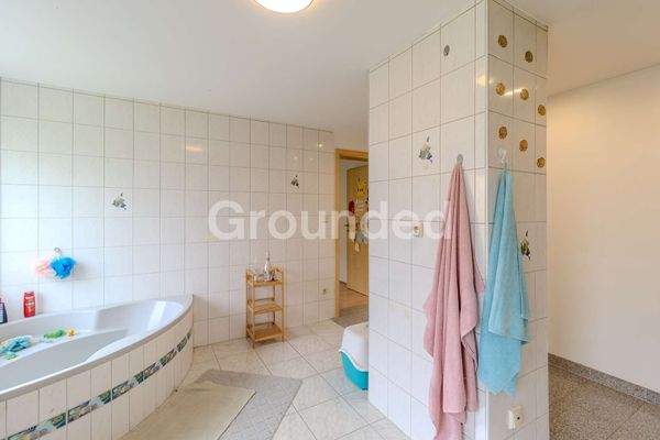 EG links Badezimmer
