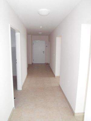 Flur mit Blick Richtung Eingangsbereich