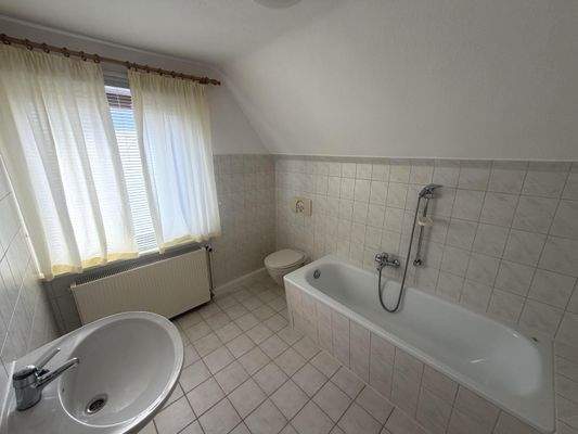 OG: Tageslichtbad mit Wanne