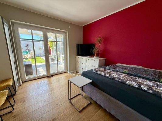 Schlafzimmer mit direkten Zugang zur Terrasse 