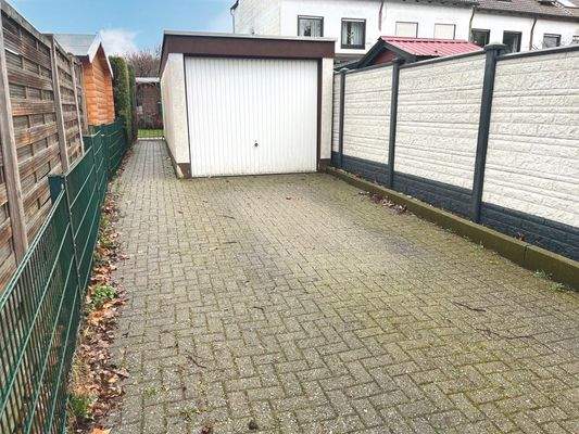 Garage lang mit Stellplatz und Gartenzugang