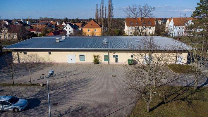 Rückansicht und Stellplätze