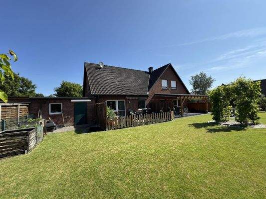 Blick vom Garten auf die ELW