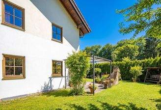 Außenansicht mit Garten
