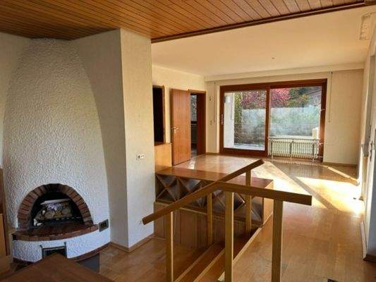 Wohnzimmer mit Kaminbereich