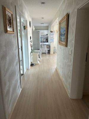 zu den Schlaf- und Badezimmern